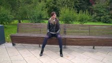 Порно видео - Девушка черных колготках показывает прелесть на улице